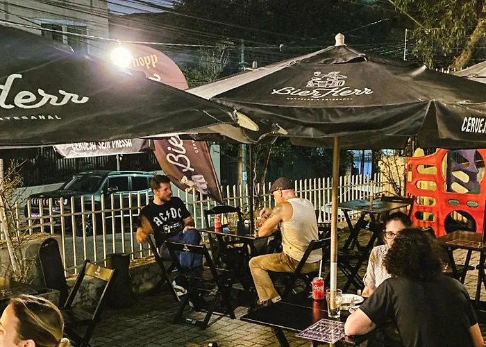 Garibaldi Hostel & Pub